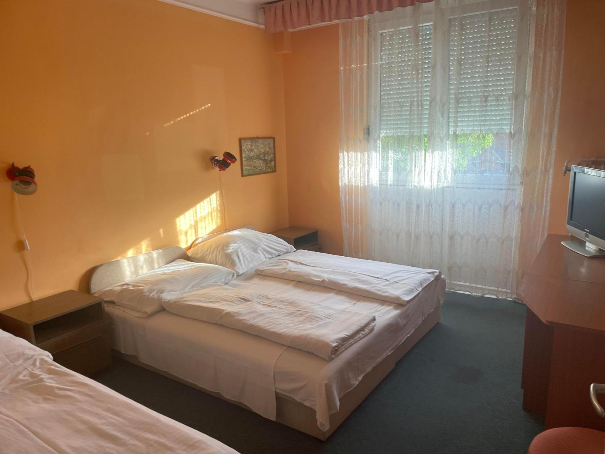 Tifani Szallo Hotel Балатонлеле Екстериор снимка