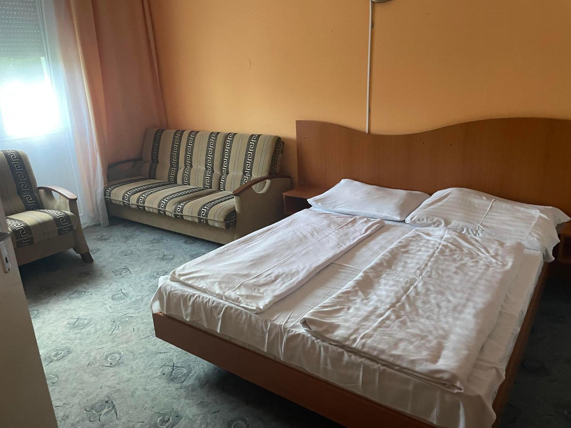 Tifani Szallo Hotel Балатонлеле Екстериор снимка