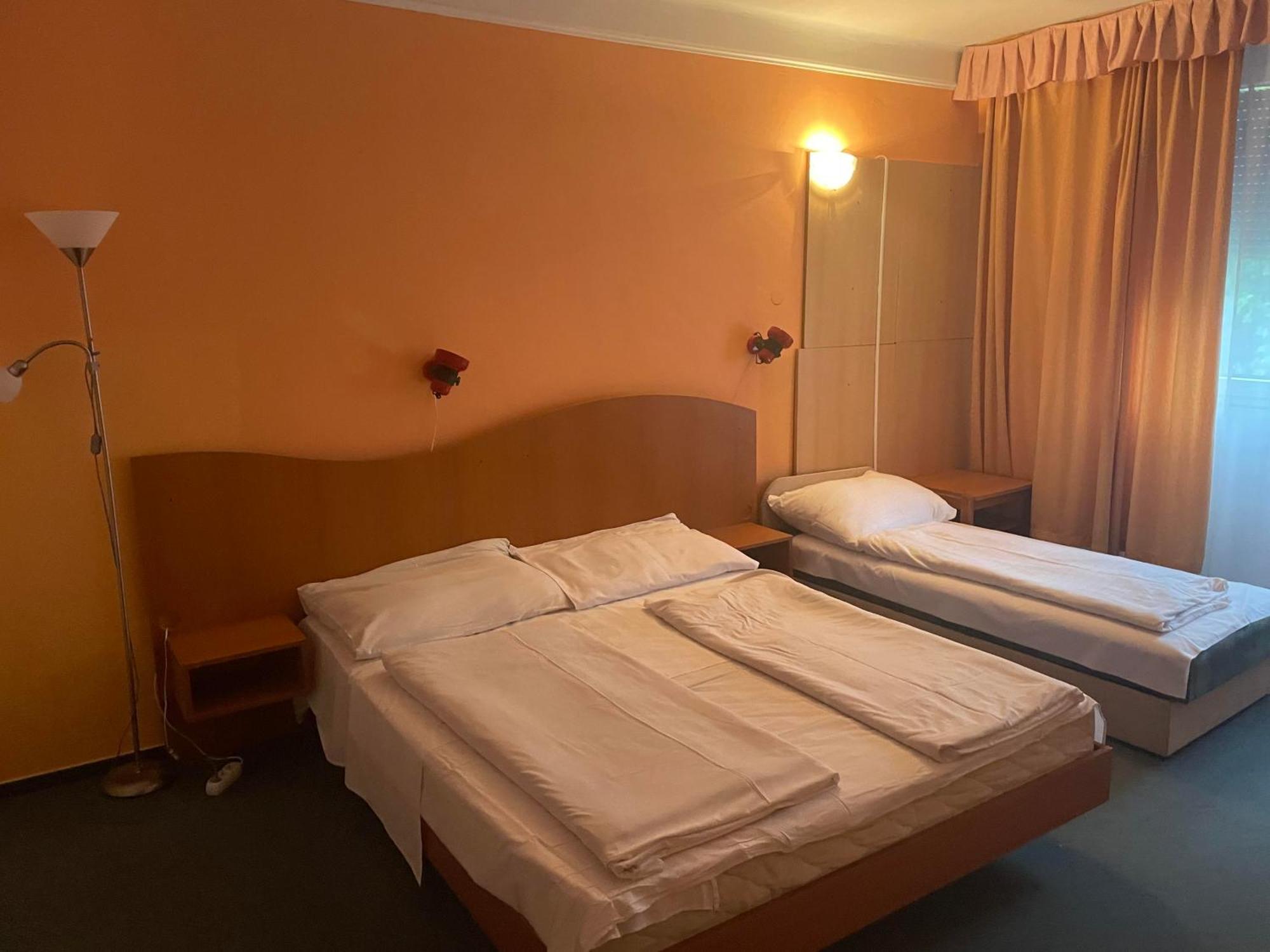 Tifani Szallo Hotel Балатонлеле Екстериор снимка