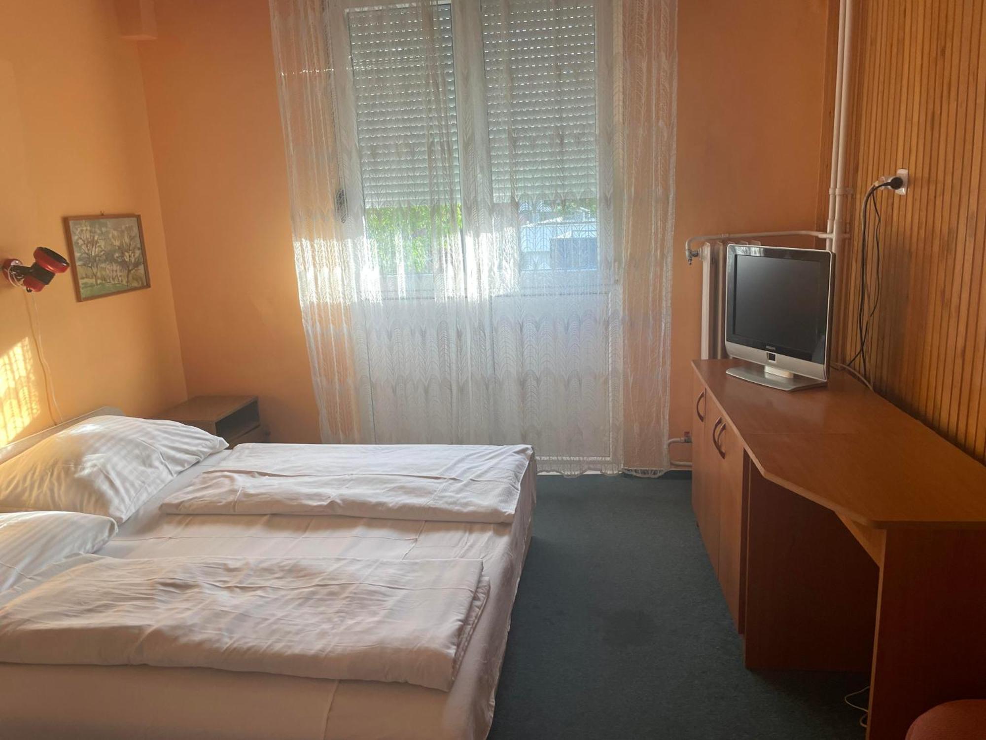 Tifani Szallo Hotel Балатонлеле Екстериор снимка